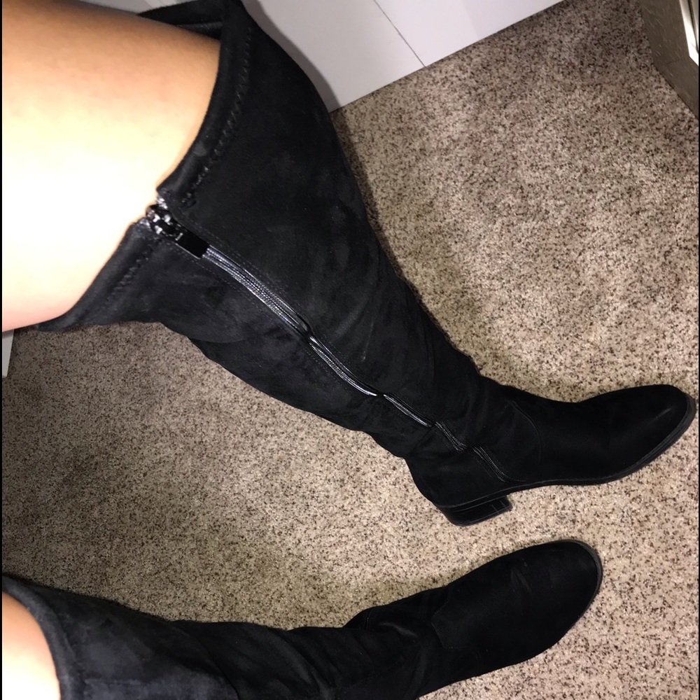 BLACK KNEE-LENGTH BOOTS